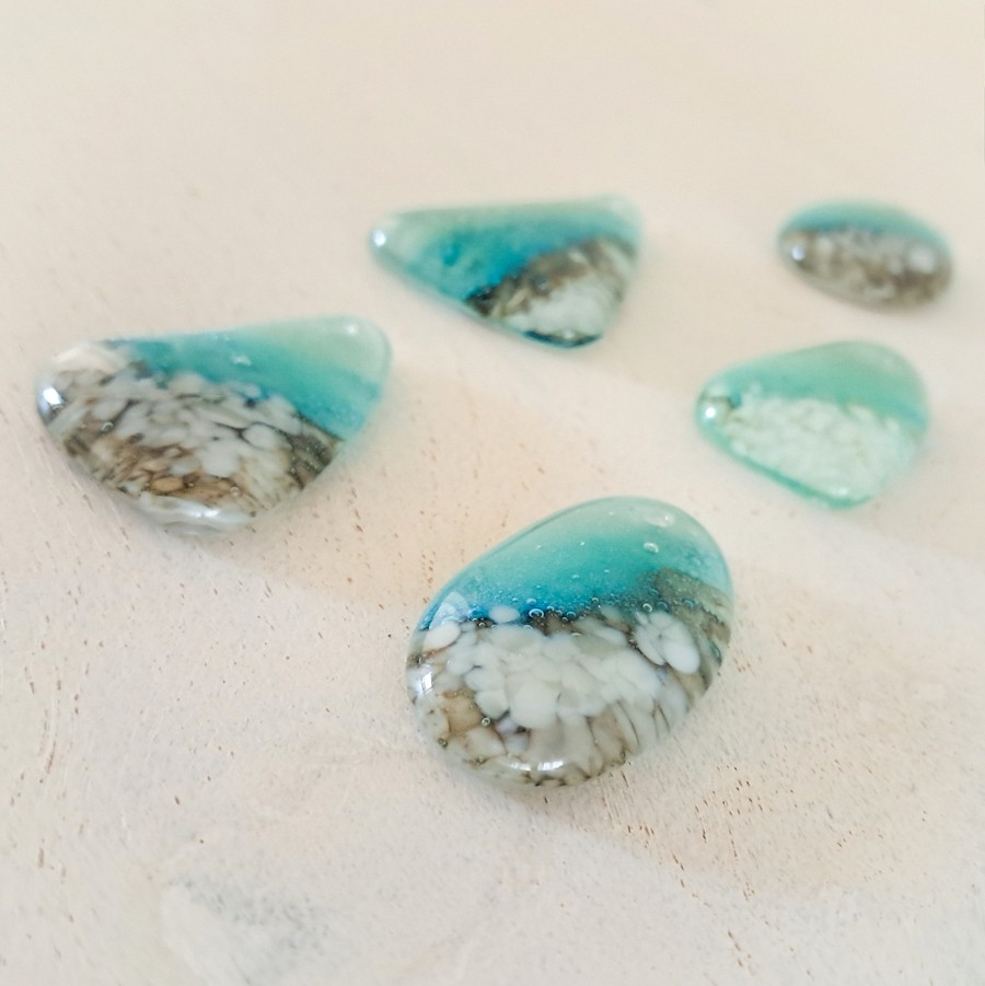 Kies 1 van de vijf glazen hangers. Oceaan - zee hanger ketting: handg… - 154762 Kies 1 van de vijf glazen hangers. Oceaan - zee hanger ketting: handgemaakt aqua blauw /creme wit glazen sieraad, op zee geïnspireerd.