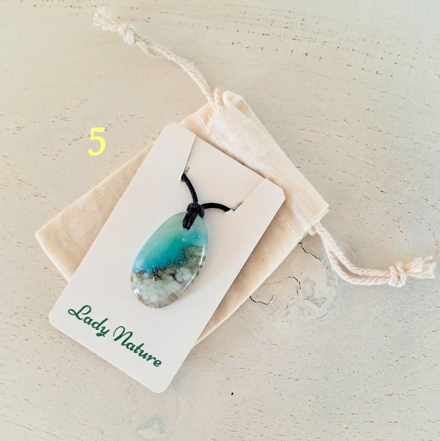 Kies 1 van de vijf glazen hangers. Oceaan - zee hanger ketting: handg… - 154765 Kies 1 van de vijf glazen hangers. Oceaan - zee hanger ketting: handgemaakt aqua blauw /creme wit glazen sieraad, op zee geïnspireerd.