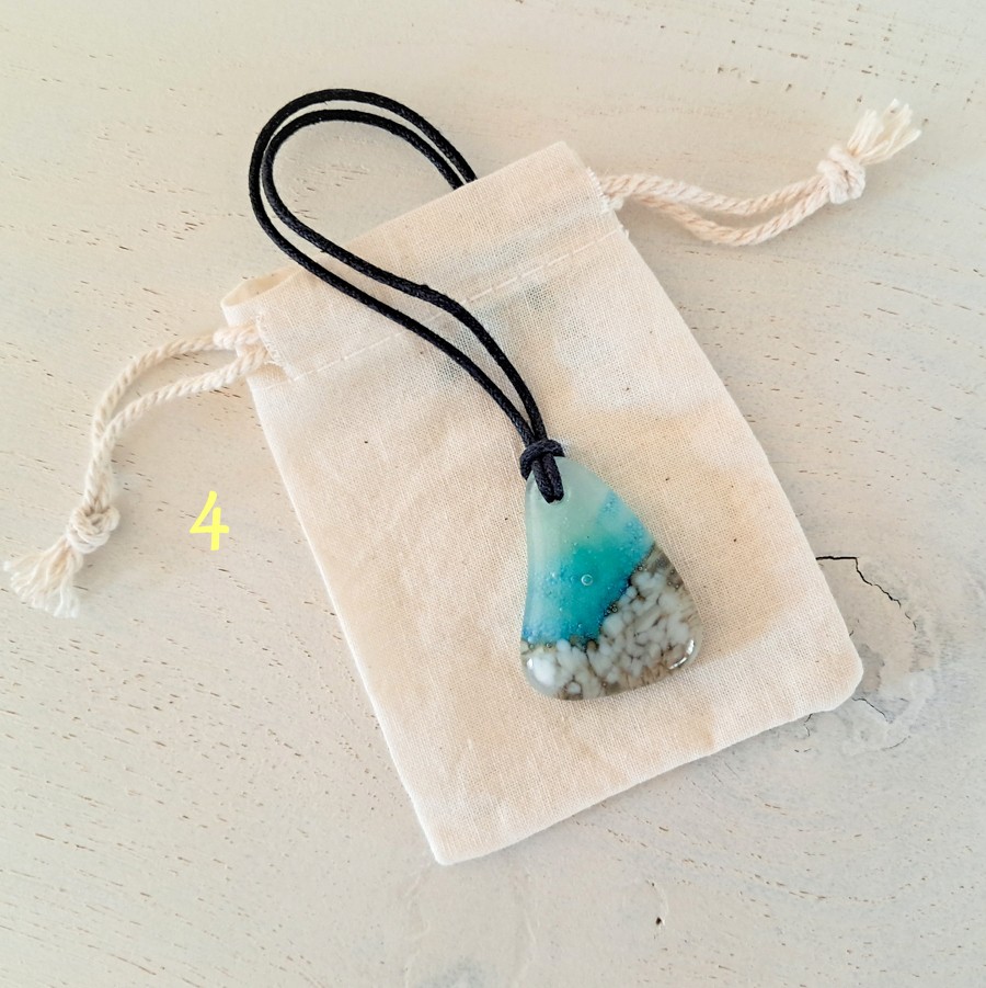 Kies 1 van de vijf glazen hangers. Oceaan - zee hanger ketting: handg… - 154767 Kies 1 van de vijf glazen hangers. Oceaan - zee hanger ketting: handgemaakt aqua blauw /creme wit glazen sieraad, op zee geïnspireerd.