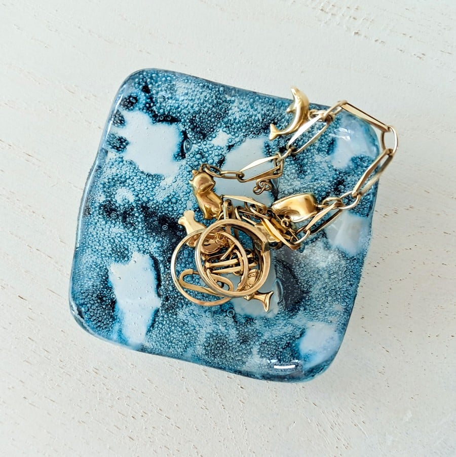 Handgemaakt glazen sieraden schaaltje, blauwe bubbels in het glas. - 155877 Handgemaakt glazen sieraden schaaltje, blauwe bubbels in het glas.