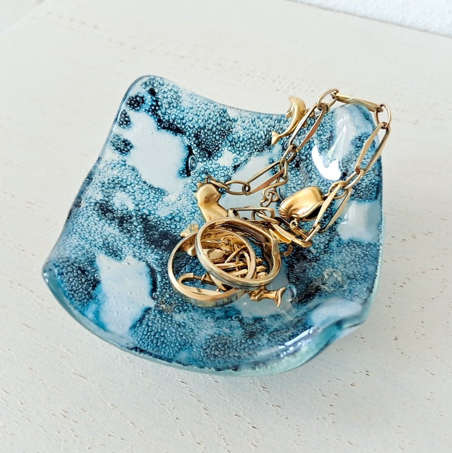 Handgemaakt glazen sieraden schaaltje, blauwe bubbels in het glas. - 155879 Handgemaakt glazen sieraden schaaltje, blauwe bubbels in het glas.