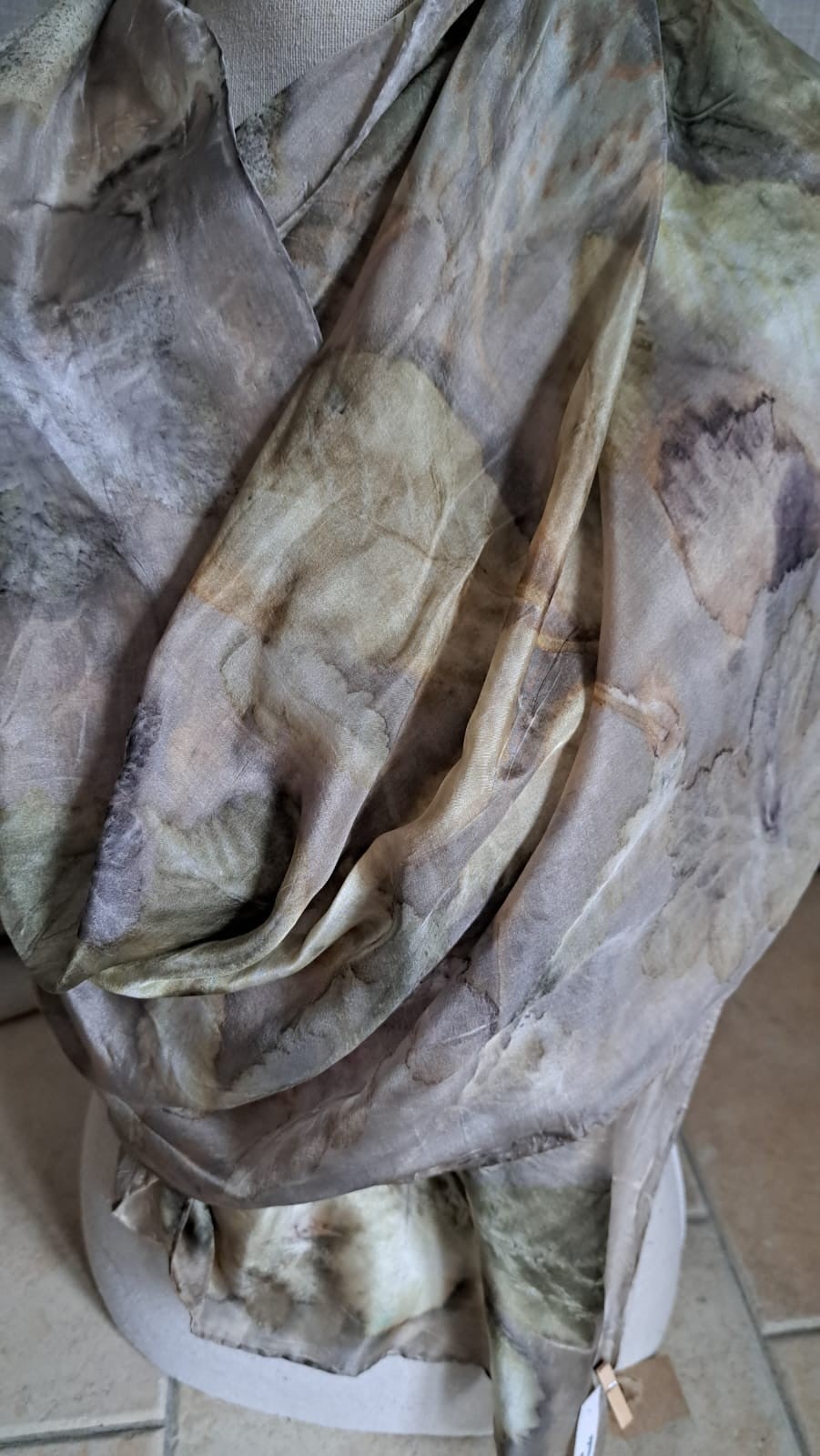 Sjaal pongee zijde, naturel kleuren, 180 x45 cm - 67373.jpeg Sjaal van pongee zijde, ecoprint in naturel kleuren, 180 x45 cm