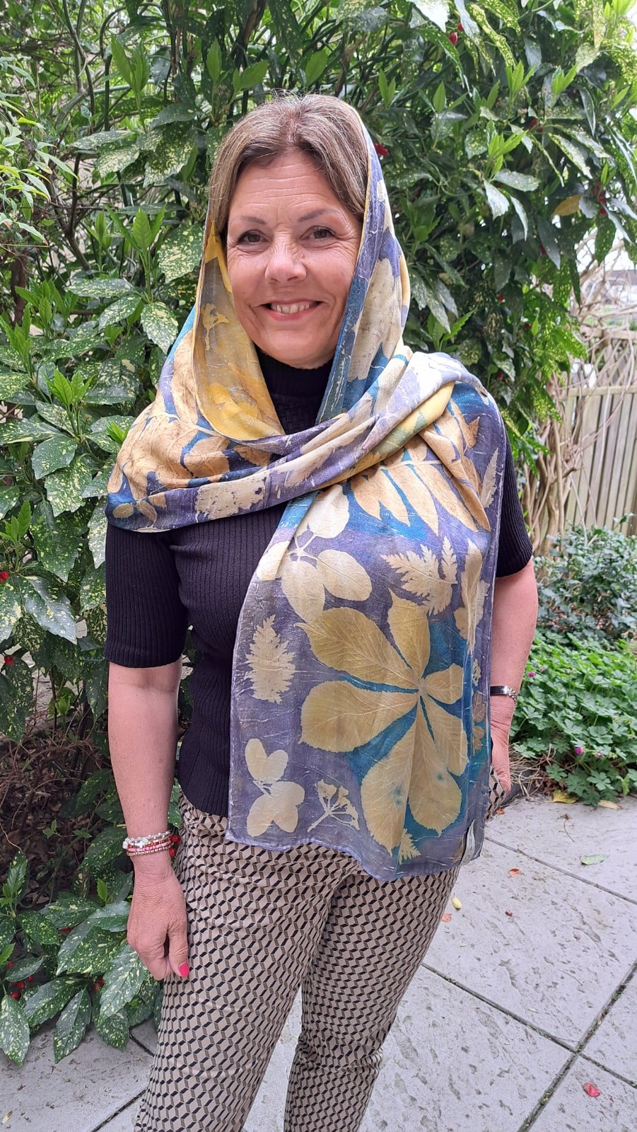 Satijnzijden sjaal met botanische print, in 2 blauw tinten, afmeting 180 x 45 cm