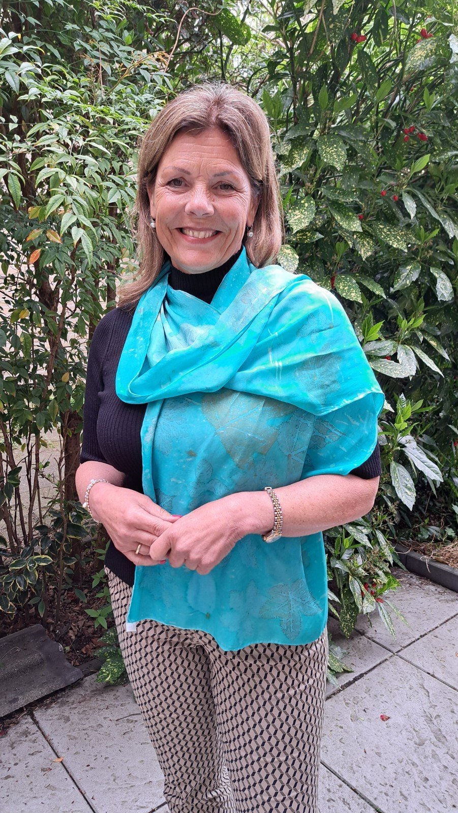 Satijnzijden sjaal turquoise met botanische print - 74286.jpeg Satijnzijden sjaal turquoise met botanische print