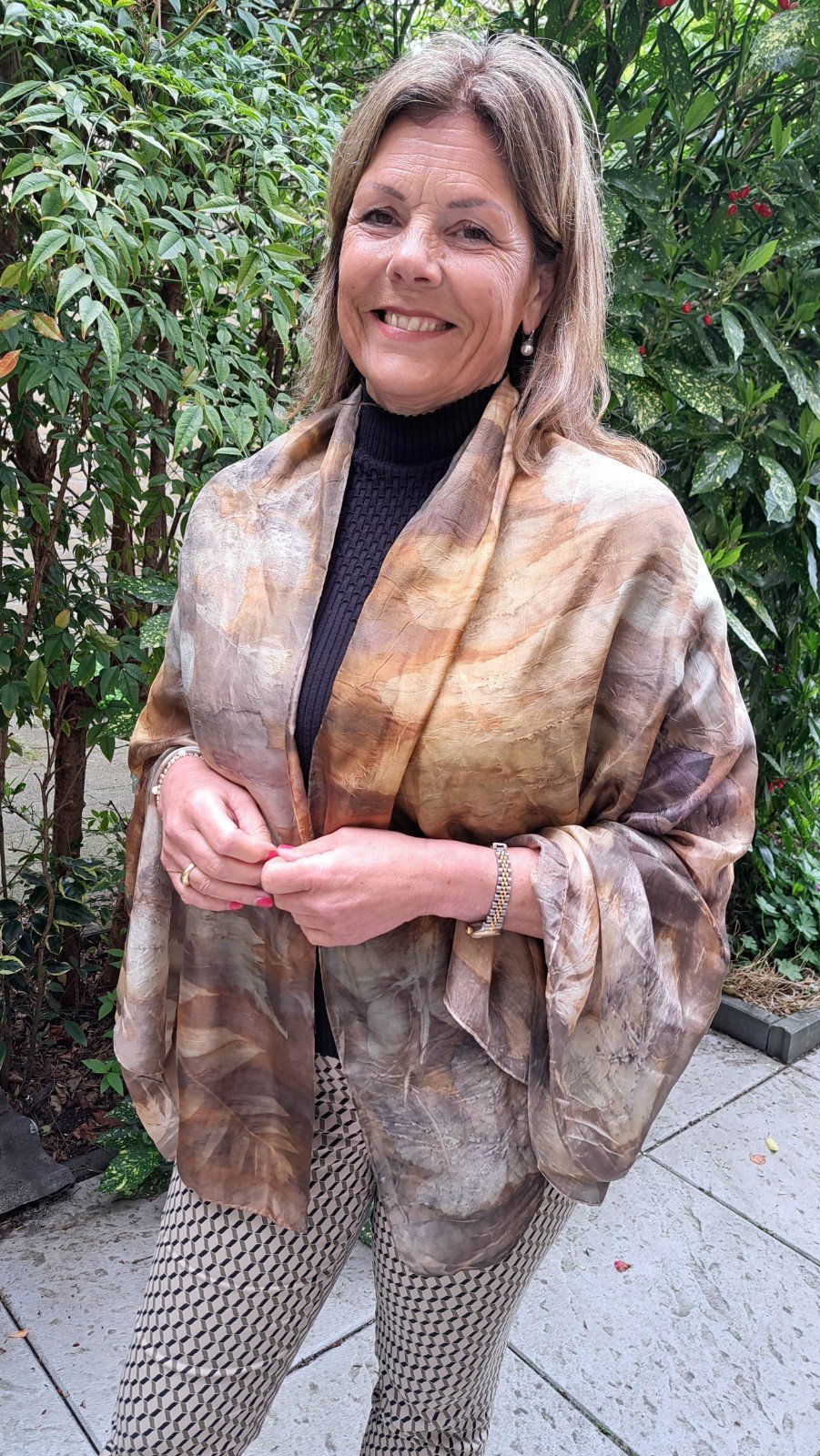 Sjaal van Pongee zijde, afmeting 180 x 90 cm. Ecoprint, gekleurd met ijzer en henna - 74283.jpeg Sjaal van Pongee zijde, afmeting 180 x 90 cm. Ecoprint, gekleurd met ijzer en henna