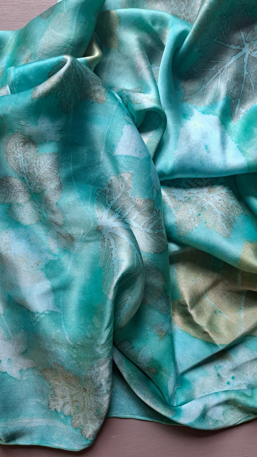 Sjaal van satijnzijde,180 x 45 cm, lichte smaragdgroen met botanische print - 73855.jpeg Sjaal van satijnzijde,180 x 45 cm, lichte smaragdgroen met botanische print