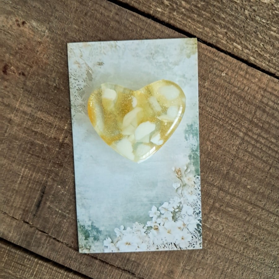 Handgemaakt glazen hartje op cadeau kaartje. Naam : hartje van goud