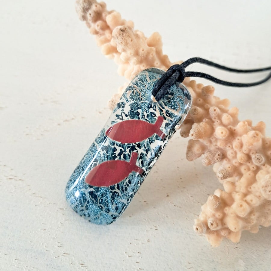 Oceaan - zee hanger ketting: handgemaakt aqua blauw glazen sieraad me… - 155157 Oceaan - zee hanger ketting: handgemaakt aqua blauw glazen sieraad met twee visjes in het glas, op zee geïnspireerd betekenisvol cadeau