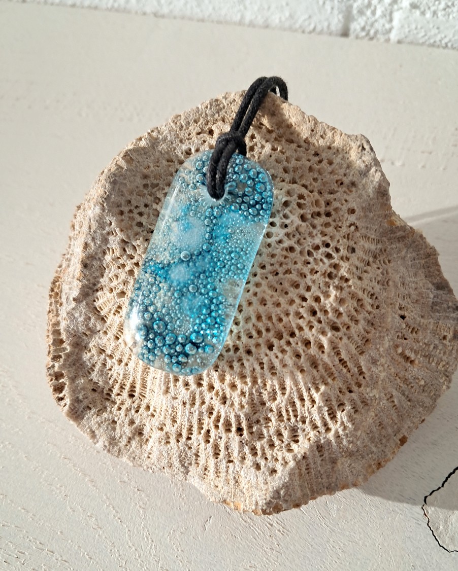 Handgemaakte hanger van gesmolten glas in aqua turquoise blauw, inclusief verstelbare ketting.