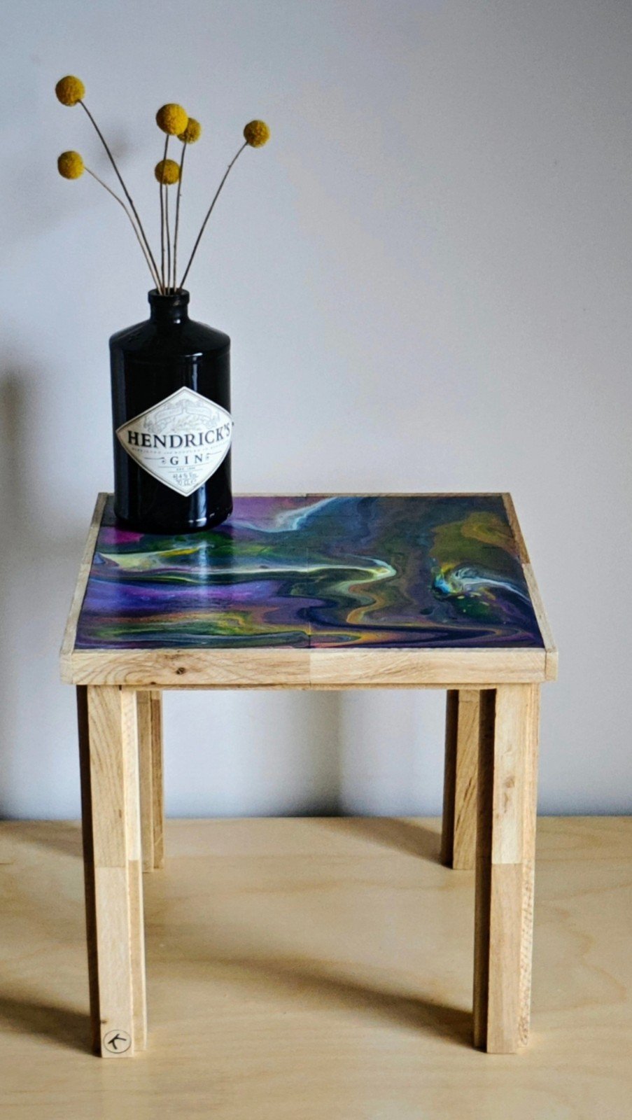 Handgemaakt en beschilderd houten bijzettafeltje – uniek decoratief item voor jouw interieur