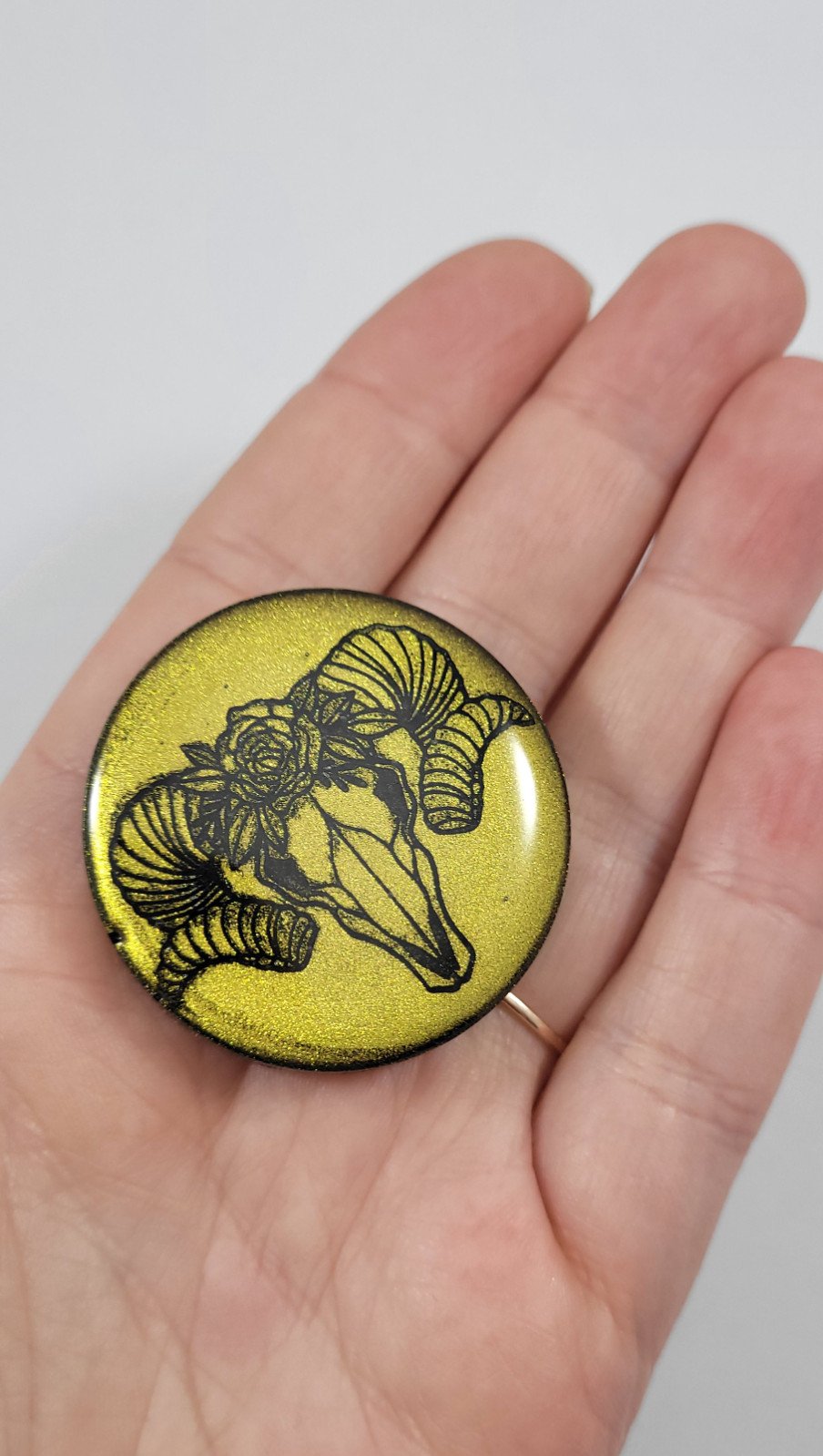 Ram schedel met roos magneet - 102580 Ram schedel met roos magneet