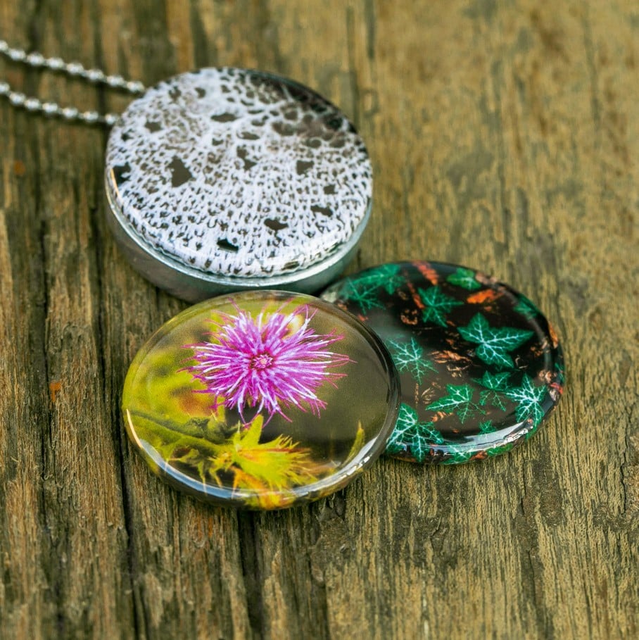 Fotomedaillon ketting met 3 verschillende verwisselbare voorkanten me… - 93180 Fotomedaillon ketting met 3 verschillende verwisselbare voorkanten met close up foto`s van bloemen,paddestoel en planten van de herfst.