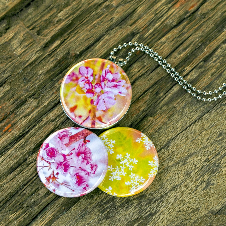 Foto medaillon ketting met 3 verschillende verwisselbare voorkanten met foto`s van lente bloesem,lente bloemen binnen in komt de foto die je graag dicht bij je draagt