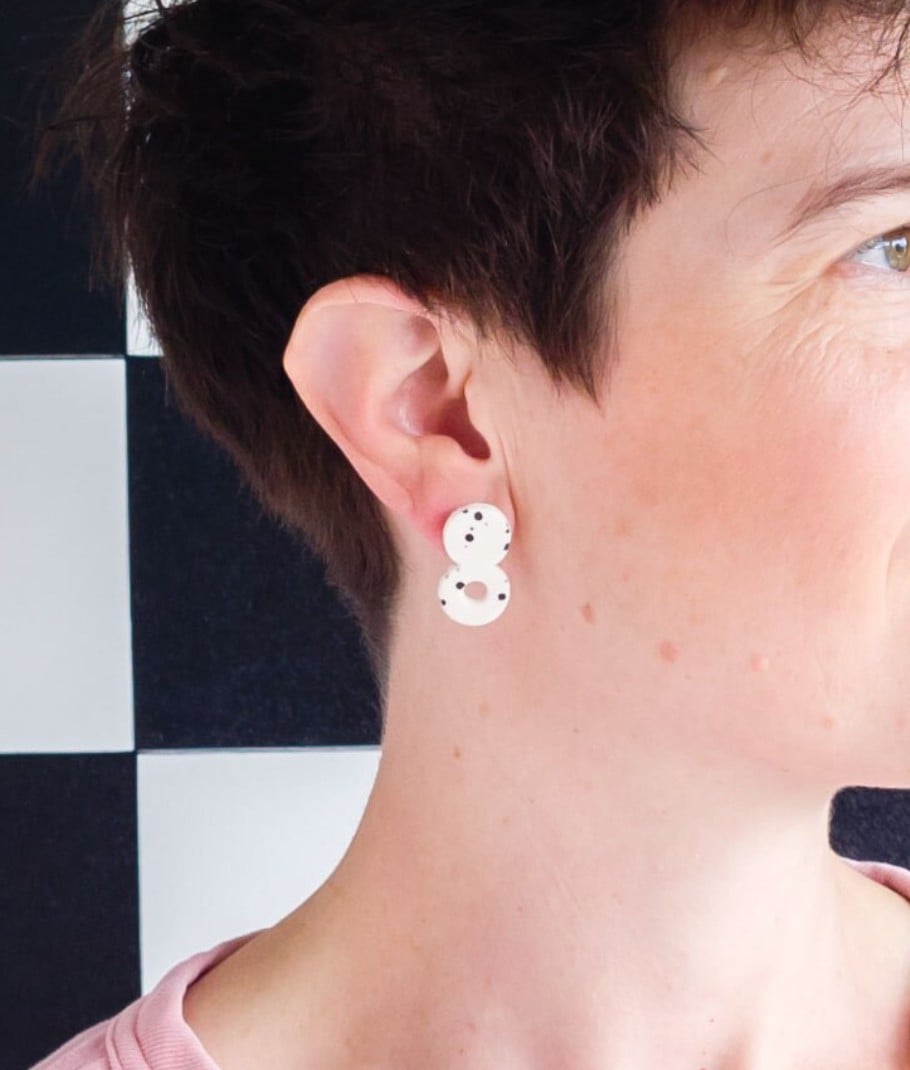 white with black dots handmade polymer clay earrings. Minimal, bauhaus, art deco, geometric modern jewelry, spotted 90s stud - 71646.jpeg Handgemaakte witte gezeefdrukte oorbellen met zwarte vlekjes, beschikbaar in 2 formaten. Lichtgewicht, dopamine statement Memphis Polymeerklei oorbellen