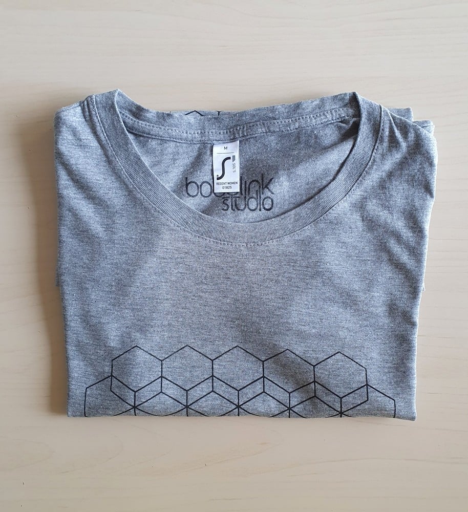 Hand bedrukt grijs katoenen-viscose t-shirt, zwart bijenkorf design, … - 136794 Hand bedrukt grijs katoenen-viscose t-shirt, zwart bijenkorf design, men's, medium