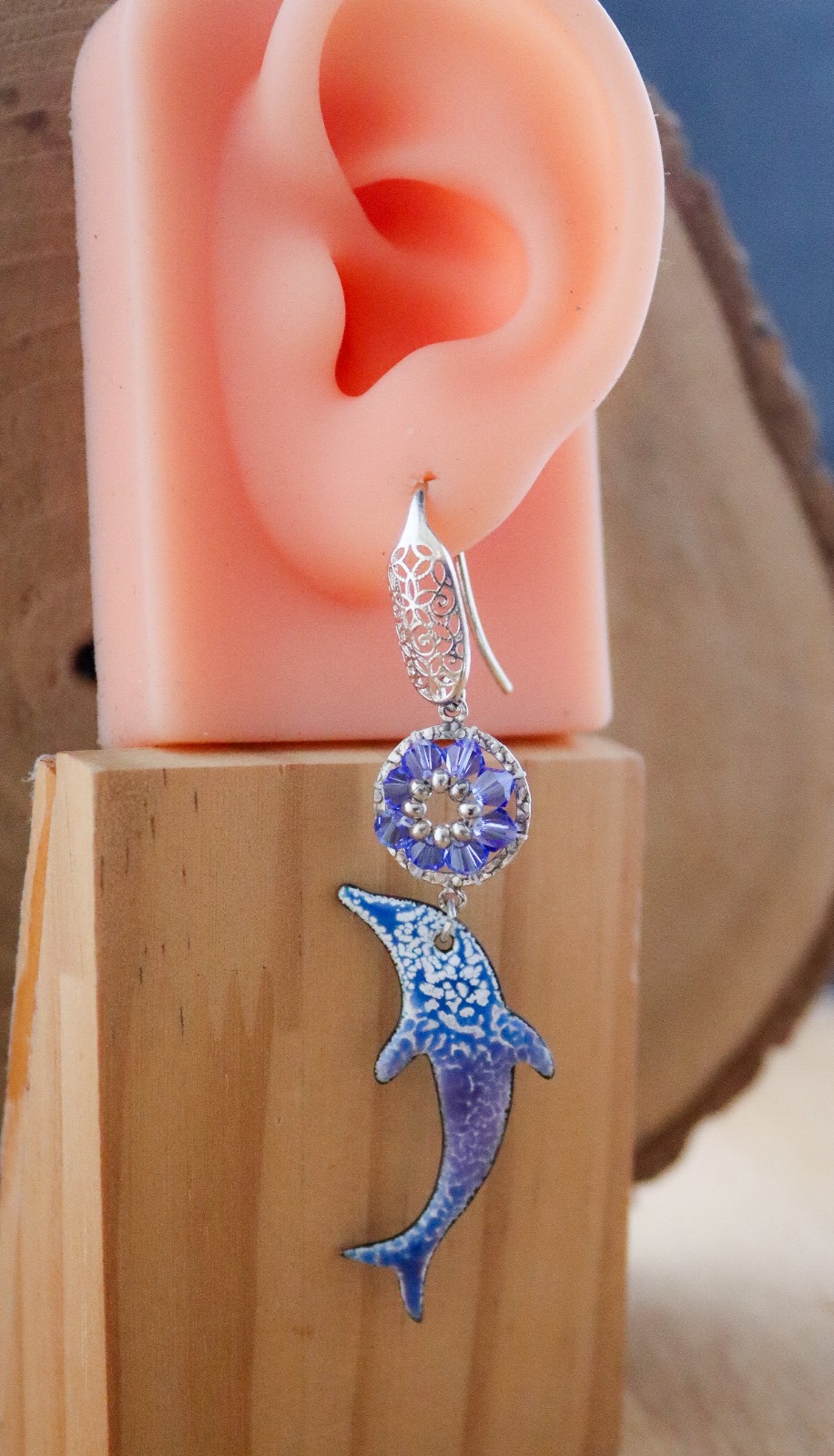 Diepblauw & Ocean folk, dolfijn oorbellen met Swarovski en zilverdetail