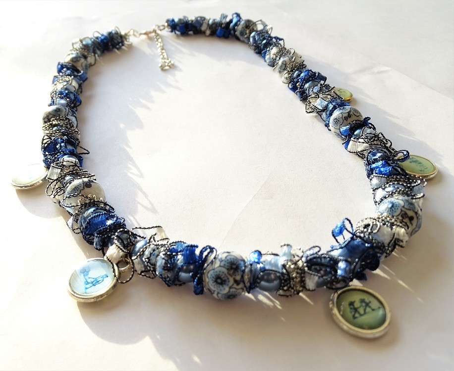 Delftsblauwe ketting met bloemenkralen en oud-Hollandse bedels - 148447 Delftsblauwe ketting met bloemenkralen en oud-Hollandse bedels