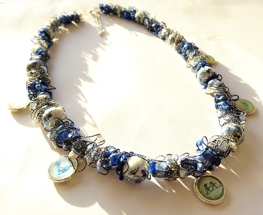Delftsblauwe ketting met bloemenkralen en oud-Hollandse bedels - 148445 Delftsblauwe ketting met bloemenkralen en oud-Hollandse bedels
