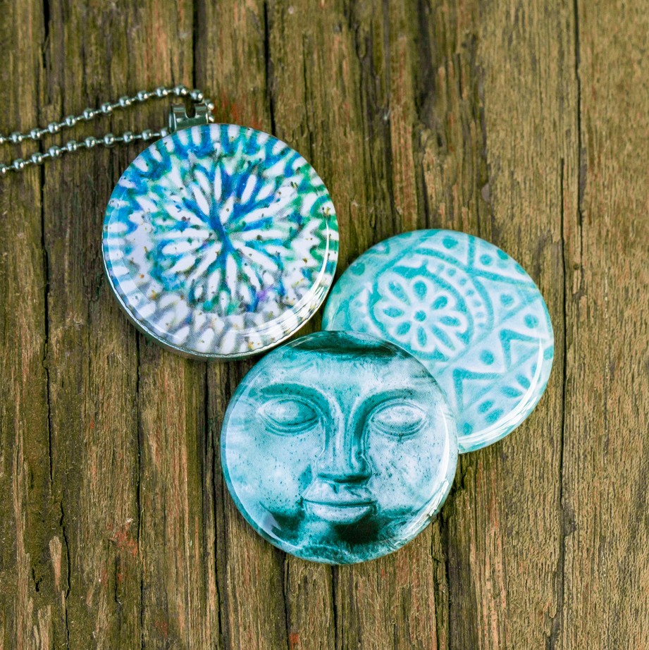 Roestvrij stalen fotomedaillon ketting met drie verschillende verwisselbare voorkanten met close up foto`s in aqua blauw.ijsblauwe budha.Aqua blauwe budha. Rvs/roesvrij stalen fotomedaillon. Voor het dicht bij je dragen van je favoriete foto.
