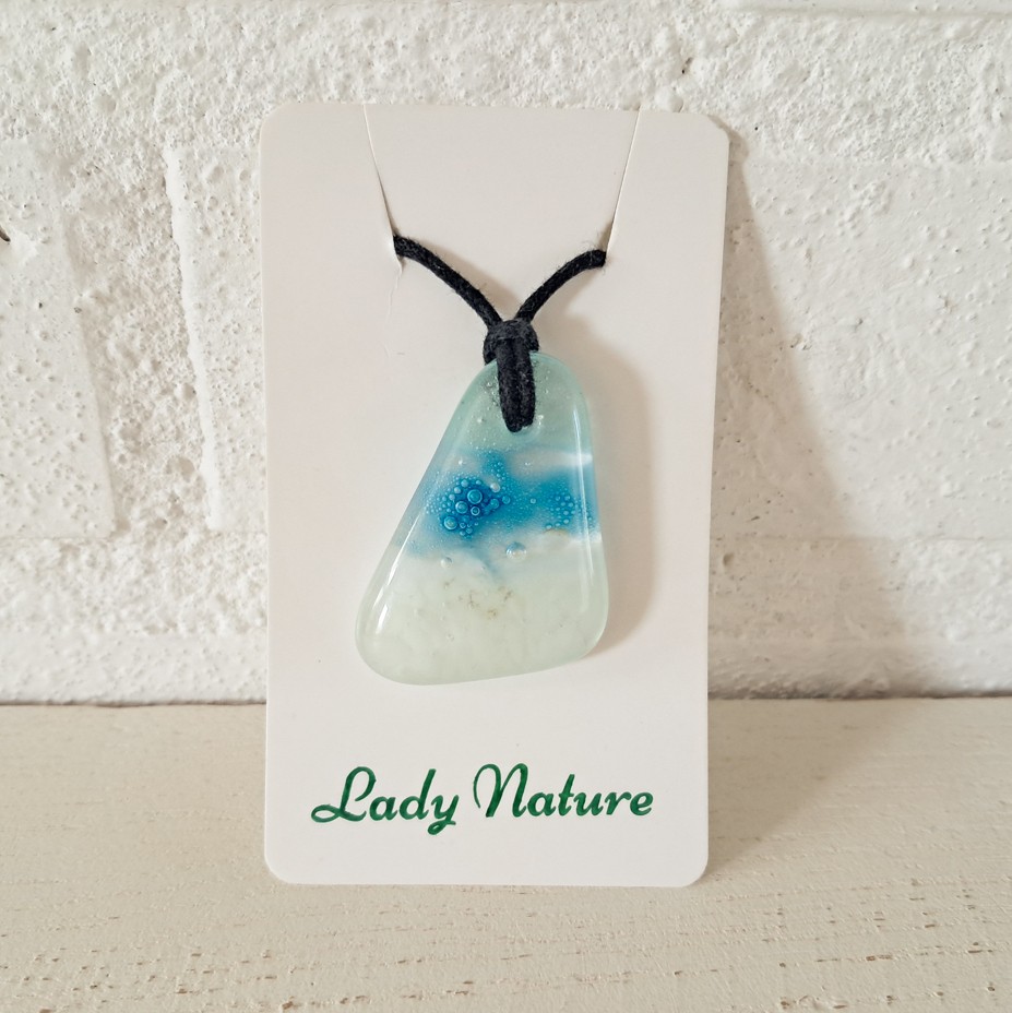 Handgemaakte hanger van versmolten glas in aqua turquoise blauw groen en wit,zeegezicht,kustlijn, inclusief verstelbare ketting.