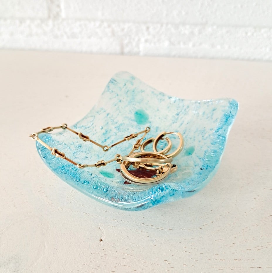 Handgemaakt sieraden schaaltje van glas. Uniek klein glazen schaaltje. - 155883 Handgemaakt sieraden schaaltje van glas. Uniek klein glazen schaaltje.