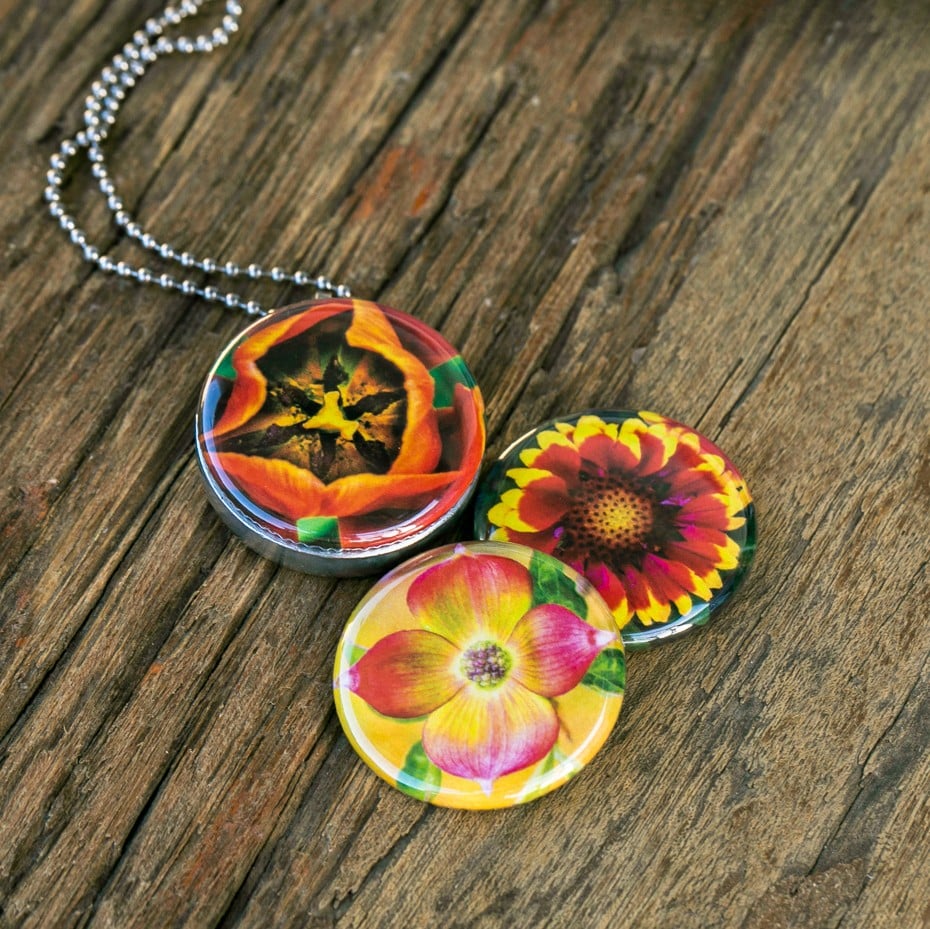 Fotomedaillon ketting/medaillon ketting met close up bloemen  foto`s in rood geel en oranje. Roest vrij stalen ketting,rvs medaillon,roestvrij staal medaillon. Voor het dicht bij je dragen van je favoriete foto.