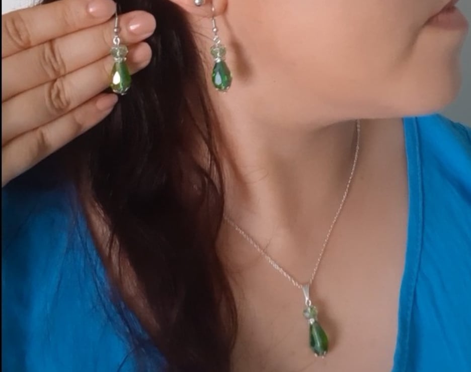 Ketting Collectie: Glans en kleur groen: Handgemaakt met glazen kralen - 100845 Ketting Collectie: Glans en kleur groen: Handgemaakt met glazen kralen