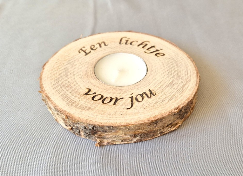 Berken kandelaar met tekst "Een lichtje voor jou" - 105159 Berken kandelaar met tekst "Een lichtje voor jou"