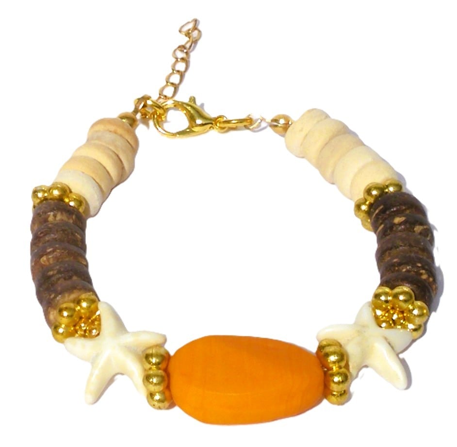 Armband met kokoskralen, écru zeester, goudkleurige tussenkralen. Ha… - 139208 Armband met kokoskralen, écru zeester, goudkleurige tussenkralen. Handgemaakte polsband in rood, roze, turquoise, oranje, Per Elle sieraden