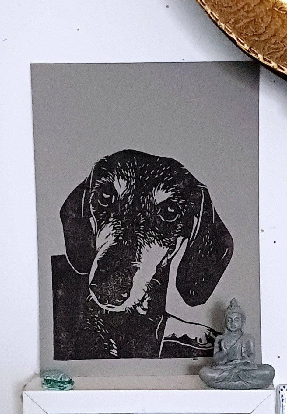 Linoprint ‘Takkie de Teckel’ – gesigneerde A5 hondenkaart in zwart op grijs papier