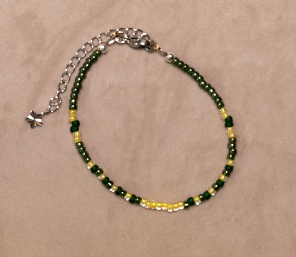 Armband van groene en gele rocailles met zilverkleurige sluiting - 97533 Armband van groene en gele rocailles met zilverkleurige sluiting