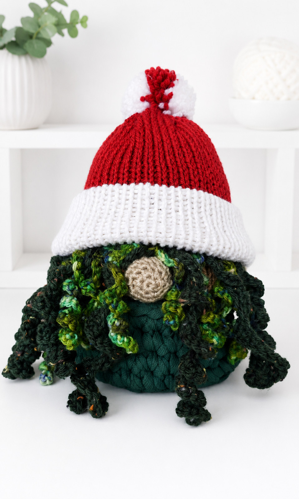 Handgemaakte huisgnome met groen haar in groen mandje | Woondecoratie