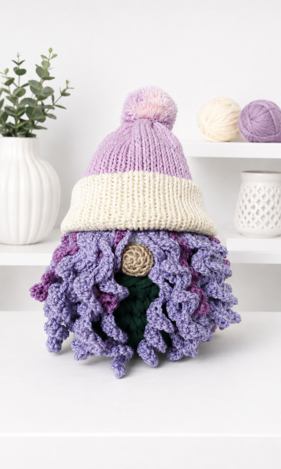 Handgemaakte huisgnome met paars haar in groen mandje | Woondecoratie