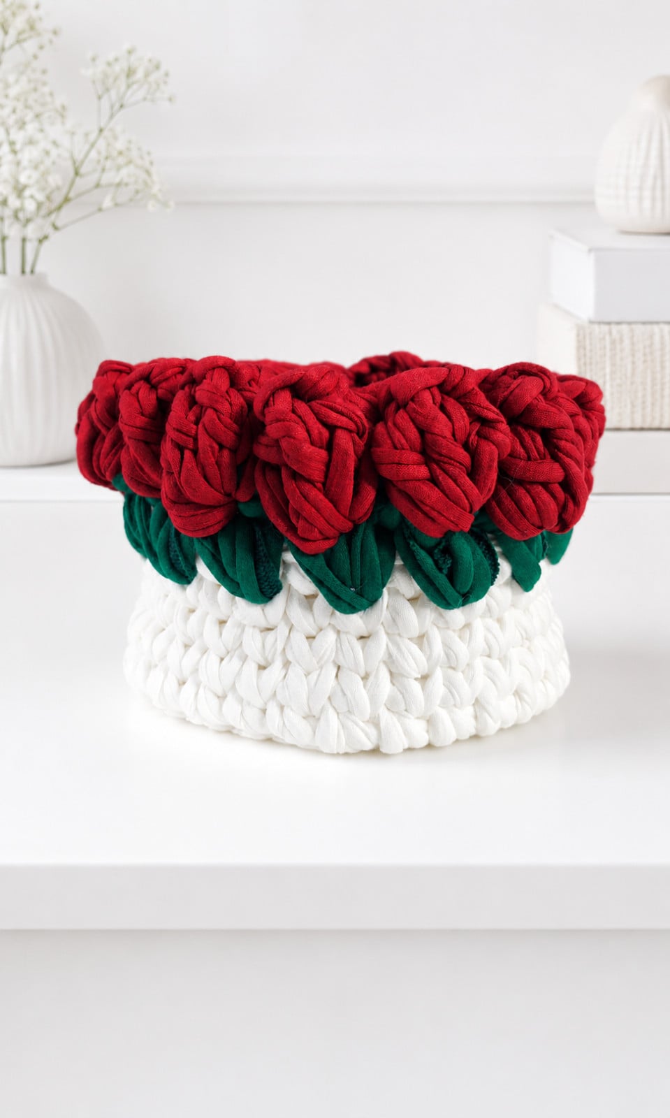 Wit gehaakt rozenmandje met rode rozen | Handgemaakt decoratiemandje
