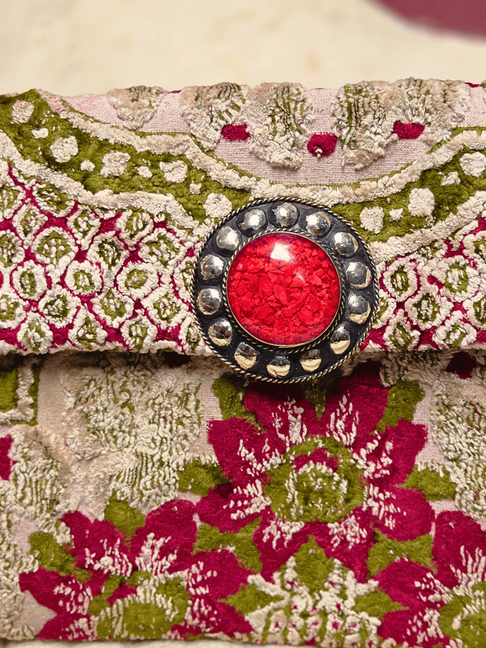 Atlas Piedra Clutch - Red/Green