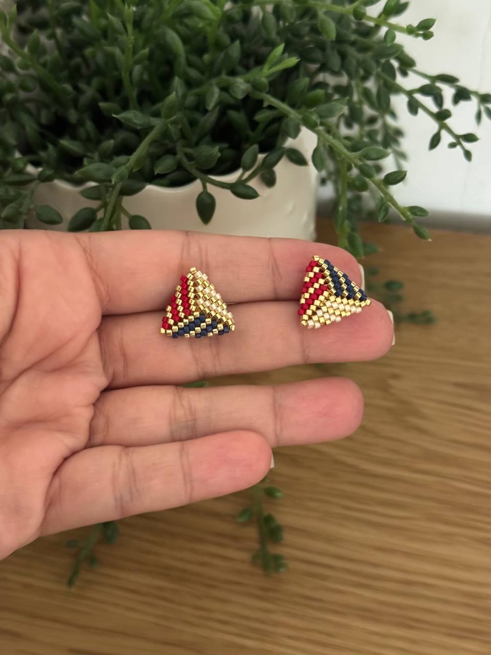 Handgemaakte oorbellen van Miyuki-kraaltjes: geometrisch ontwerp, lic… - 151908 Handgemaakte oorbellen van Miyuki-kraaltjes: geometrisch ontwerp, lichtgewicht Japanse kraaltjes, kleuren naar wens mogelijk