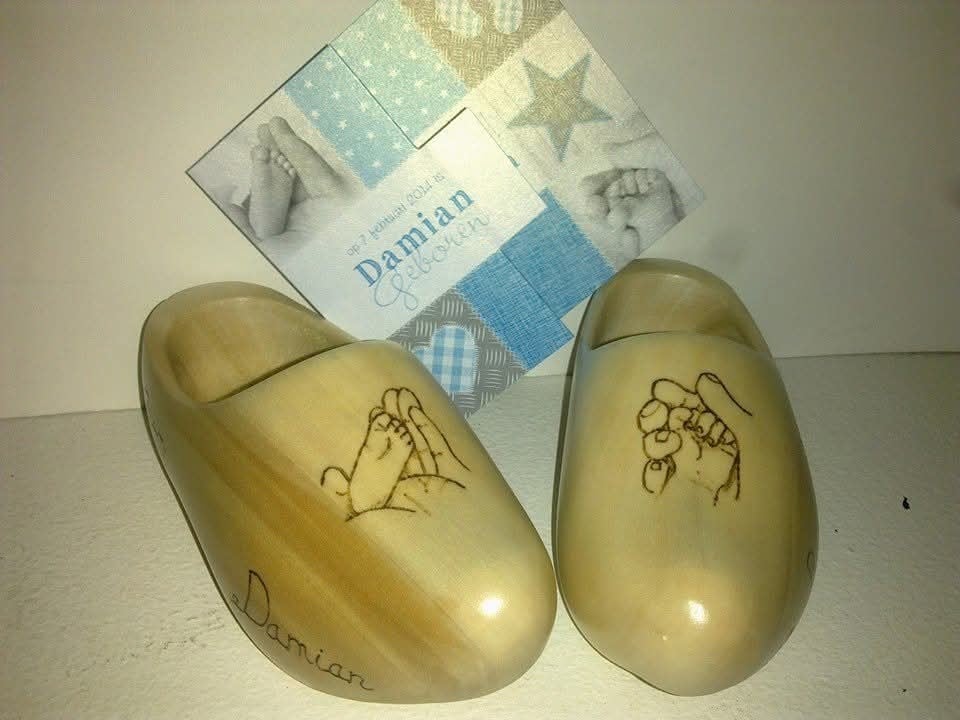 Gepersonaliseerde zwart ingebrande houten geboorteklompjes - 102115 Gepersonaliseerde zwart ingebrande houten geboorteklompjes