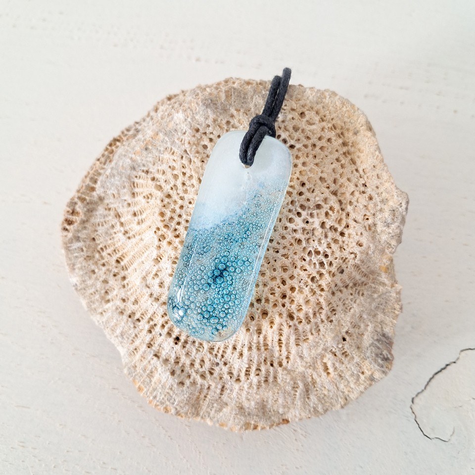 Handgemaakte hanger van ersmolten glas in aqua turquoise blauw en wit, zeegezicht,zee hanger, kustlijn hanger, inclusief verstelbare ketting.