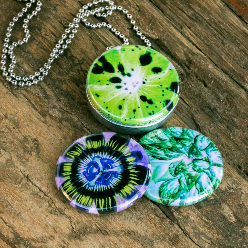 Fotomedaillon ketting met drie verschillende verwisselbare voorkanten met close up foto`s van buitenaards aandoende bloemen,nachtbloemen Voor het dicht bij je dragen van je favoriete foto.