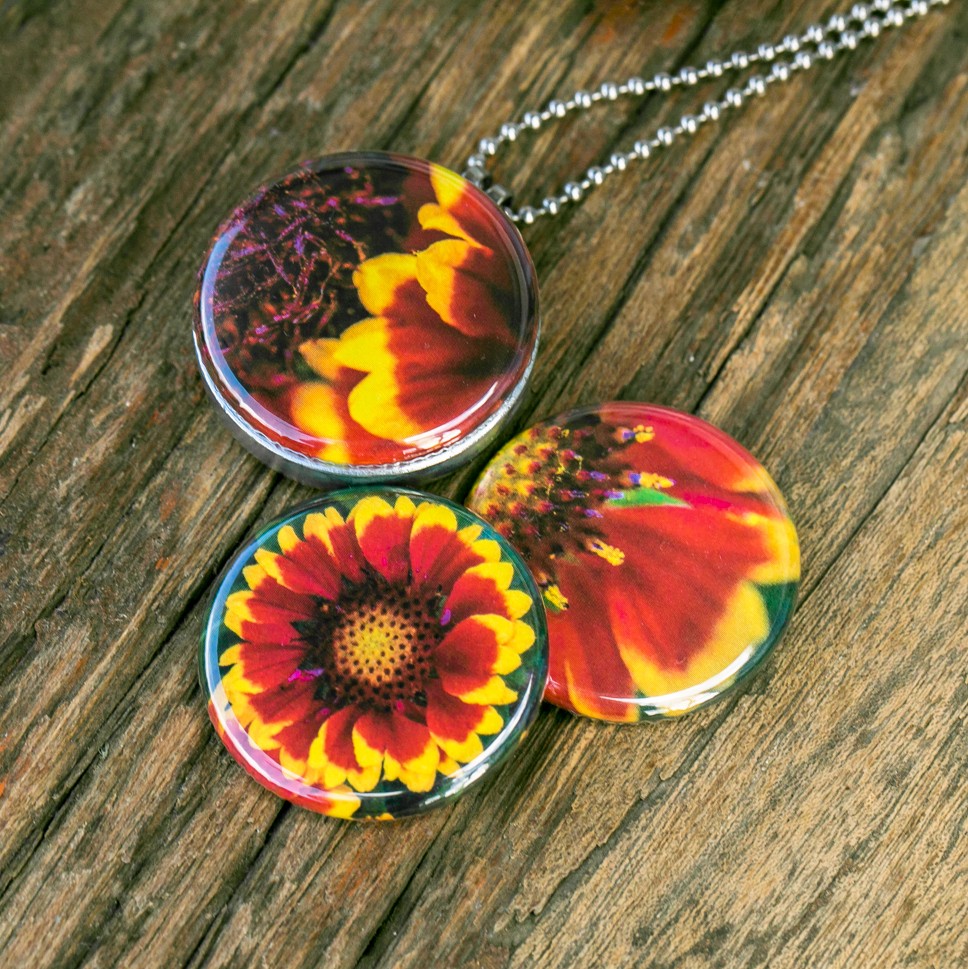 Fotomedaillon ketting/medaillon ketting met close up bloemen foto`s … - 111151 Fotomedaillon ketting/medaillon ketting met close up bloemen foto`s in rood geel en oranje. Roest vrij stalen ketting,rvs medaillon,roestvrij staal medaillon. Binnenin het medaillon komt je favoriete foto!