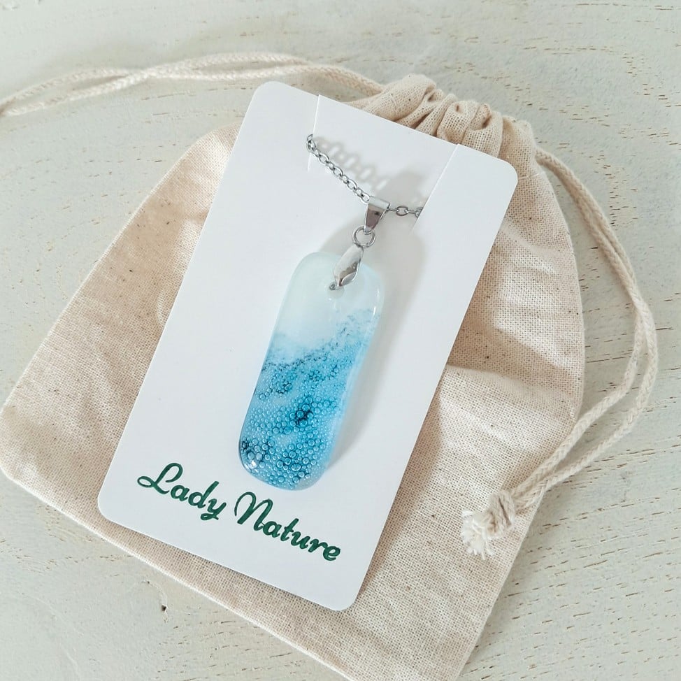 Handgemaakte hanger van versmolten glas in aqua turquoise blauw en wi… - 152853 Handgemaakte hanger van versmolten glas in aqua turquoise blauw en wit, zeegezicht,zee hanger, kustlijn hanger, inclusief verstelbare ketting.