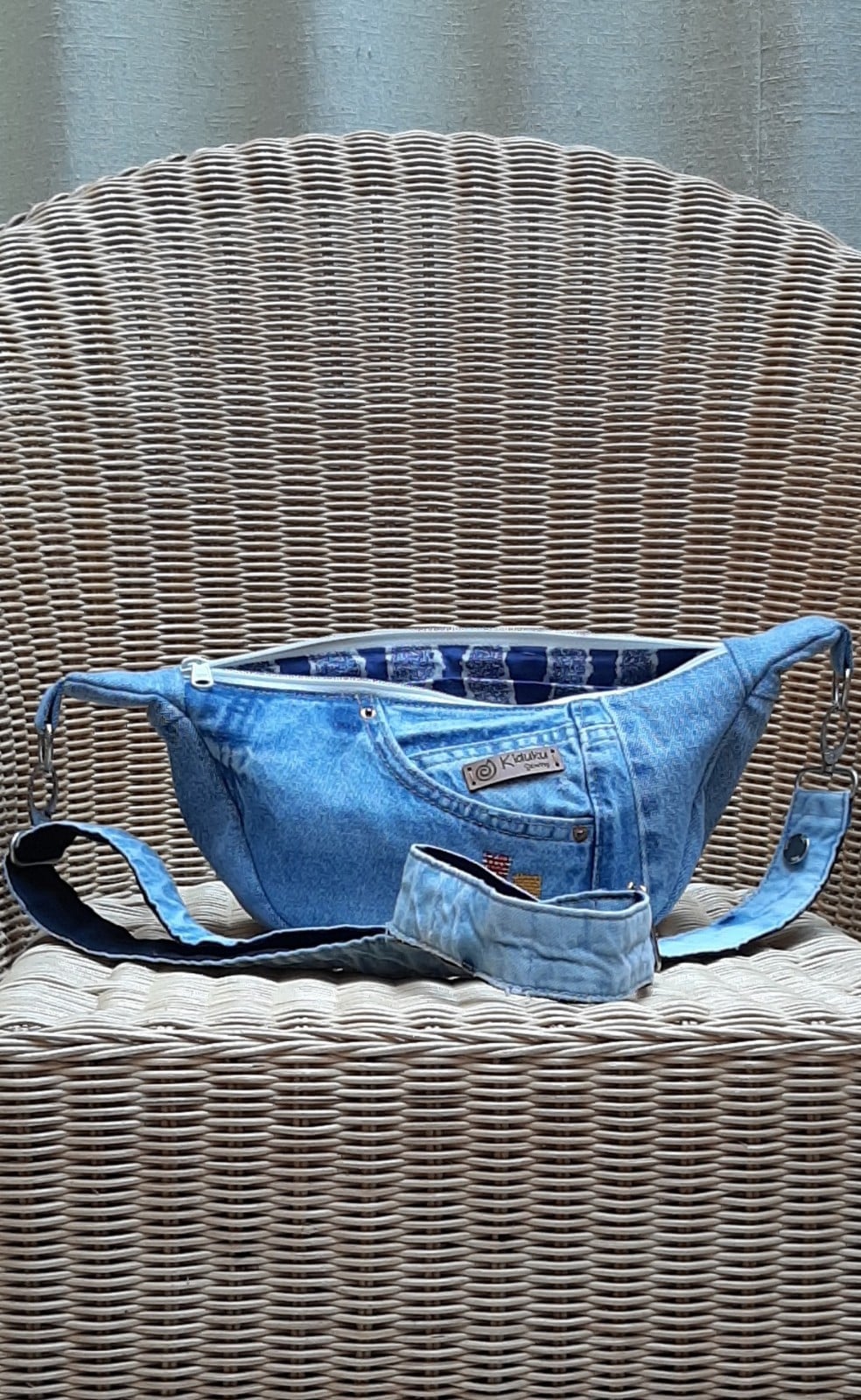 Denim slingbag / crossbodybag - 139639 Denim slingbag / crossbodybag licht