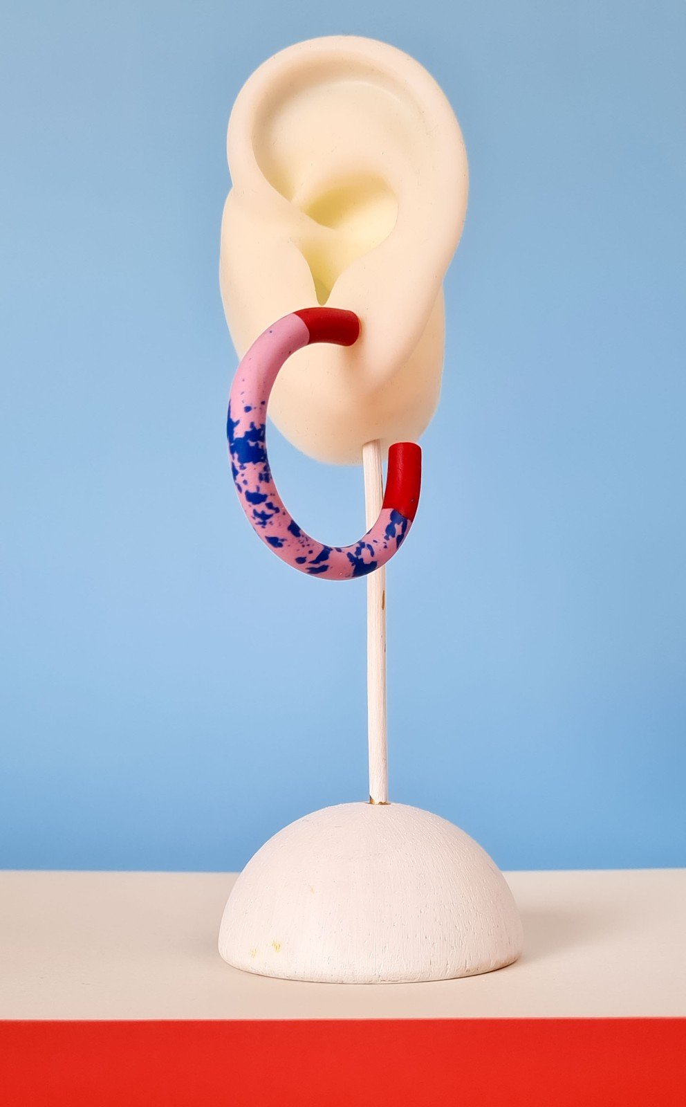 handgemaakte gespikkelde hoepeloorbellen uit polymeer klei in verschillende kleurencombinaties