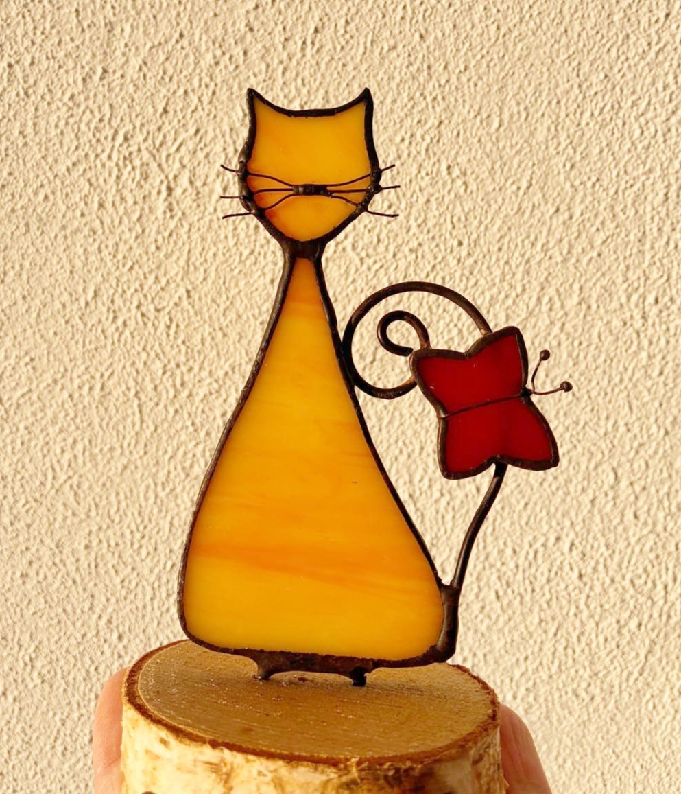 Gemberkleurige kat met houten standaard | Glas-in-lood | Handgemaakt | Tiffany technique