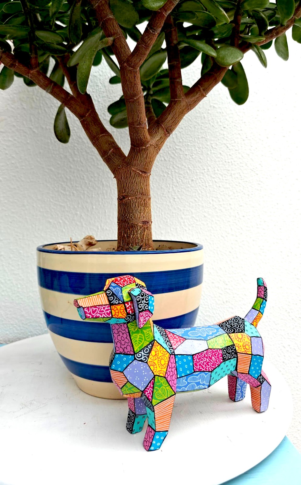 Kleurrijke Origami Teckel – Uniek handgeschilderd duurzaam kunstobject