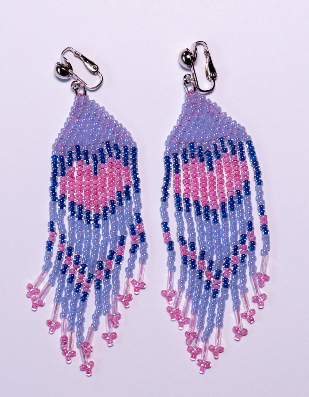 Fringe oorbellen met roze hart in ijsblauw - lange handgemaakte oorbellen